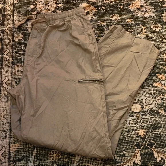 FRAME Poplin Trouser In Light Grey - Picture 2 of 9